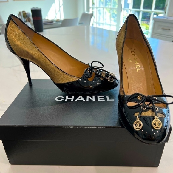 CHANEL 2006 karl lagerfeld collection gold & black patent leather pumps IT 40.5 - Picture 1 of 11